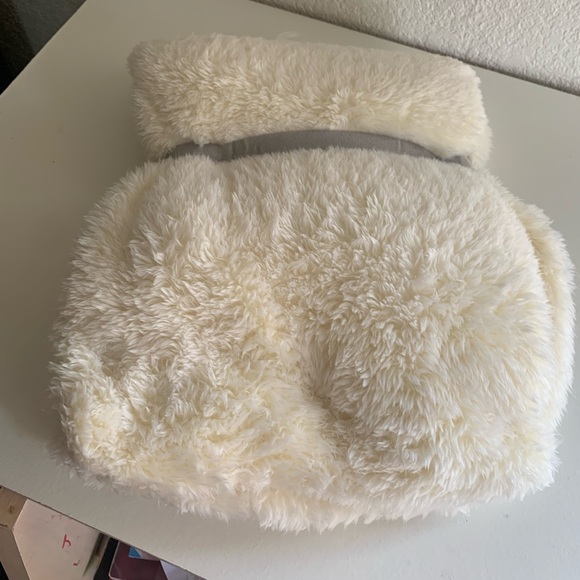 Cream Fuzzy Blanket - Picture 5 of 6